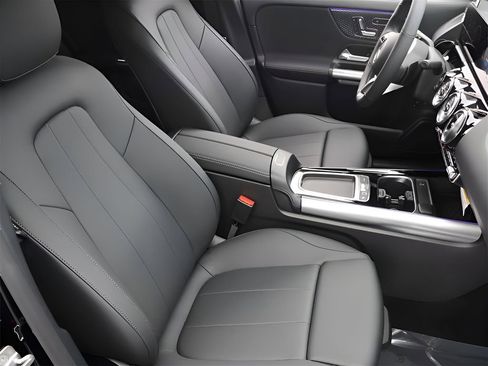 Used 2025 Mercedes-Benz GLA 250 4MATIC image 18