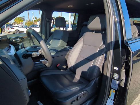 Used 2025 Chevrolet Suburban Z71 AWD/4WD image 19