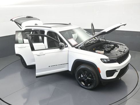 Used 2025 Jeep Grand Cherokee Altitude image 70