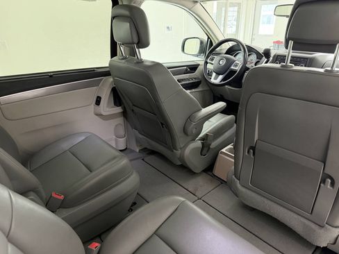 Used 2012 Volkswagen Routan SE FWD image 6