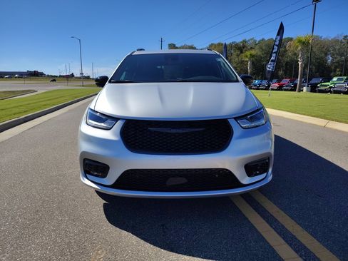 New 2026 Chrysler Pacifica Select w/ S Appearance Package image 2