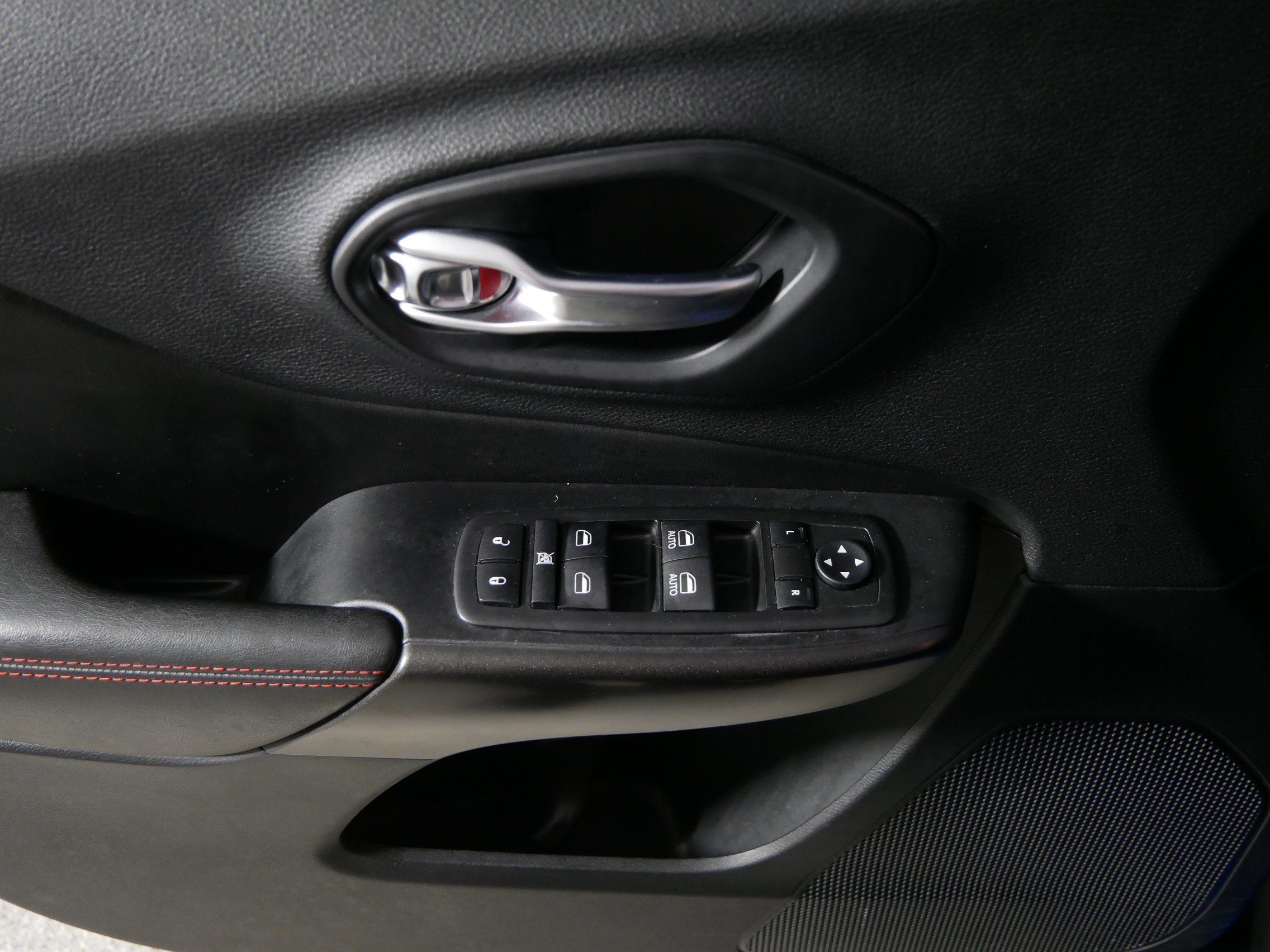 Used 2019 Jeep Cherokee Trailhawk w/ Cold Weather Group AWD/4WD image 19