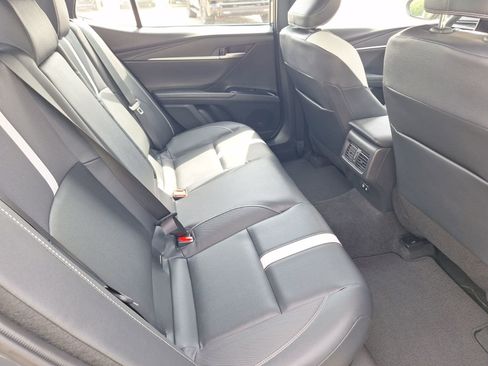 Used 2025 Toyota Camry SE image 31