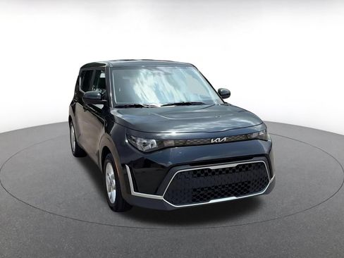 Used 2025 Kia Soul LX w/ LX Technology Package FWD image 3