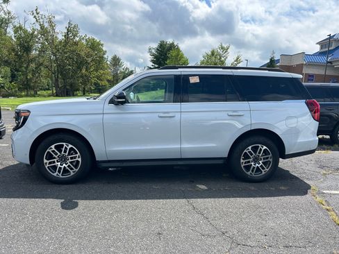 Certified 2025 Ford Expedition Active AWD/4WD image 9