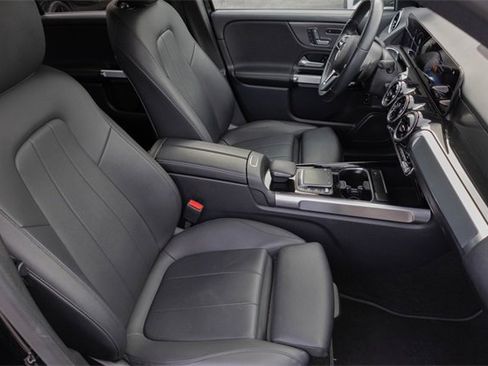 Used 2023 Mercedes-Benz GLB 250 4MATIC image 17