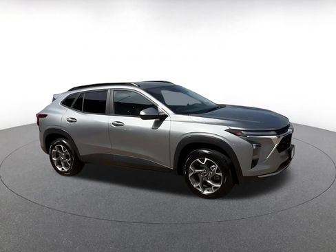 Used 2025 Chevrolet Trax LT FWD image 2