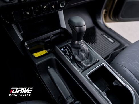 Used 2016 Toyota Tacoma TRD Off-Road w/ Premium & Technology Package image 33