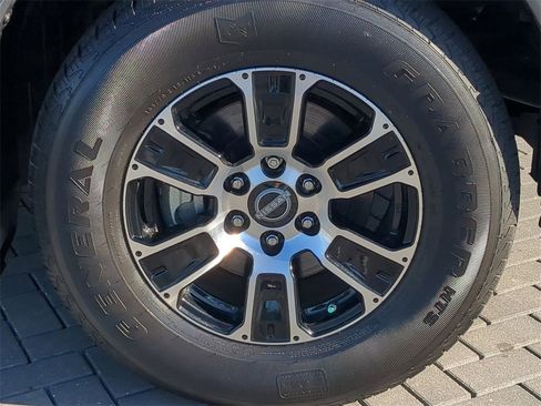 Used 2024 Nissan Titan SV w/ SV Convenience Package image 12