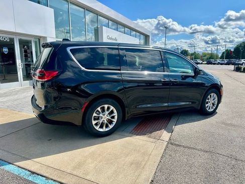 Used 2024 Chrysler Pacifica Touring-L AWD/4WD image 7