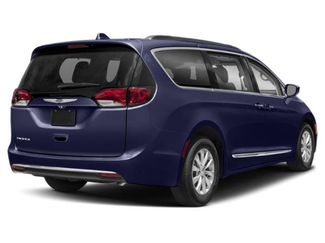 Used 2018 Chrysler Pacifica Touring Plus w/ Tire & Wheel Group FWD video 2