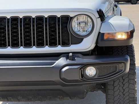 Used 2025 Jeep Gladiator Sport AWD/4WD image 9