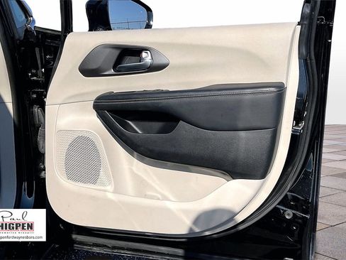 Used 2024 Chrysler Pacifica Touring-L image 23