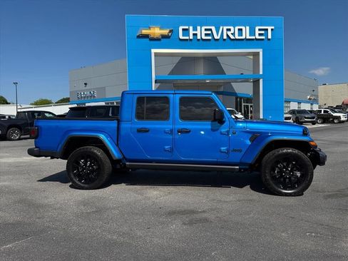 Used 2024 Jeep Gladiator Sport AWD/4WD image 2