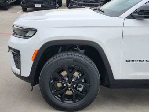 New 2026 Jeep Grand Cherokee Altitude RWD image 10