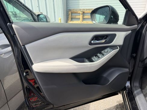 Used 2025 Nissan Rogue SV FWD image 18