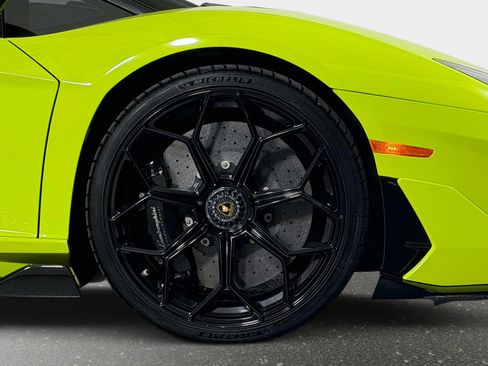 Used 2020 Lamborghini Aventador SVJ AWD/4WD image 3
