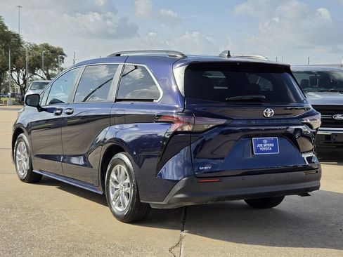 Used 2026 Toyota Sienna XLE FWD image 7
