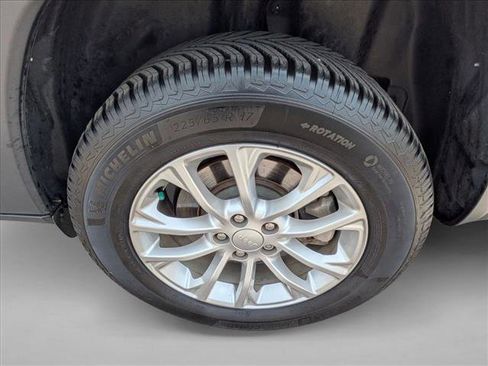 Used 2019 Jeep Cherokee Latitude w/ Popular Appearance Group AWD/4WD image 9