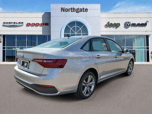 Used 2024 Volkswagen Jetta SE FWD image 4