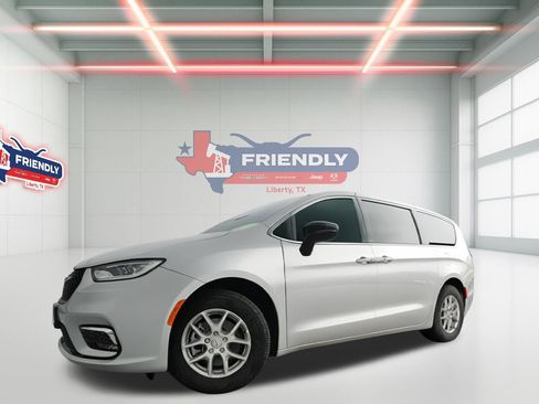 New 2026 Chrysler Pacifica Select image 1