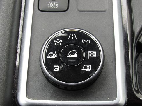 Used 2022 Nissan Pathfinder SL AWD/4WD image 33