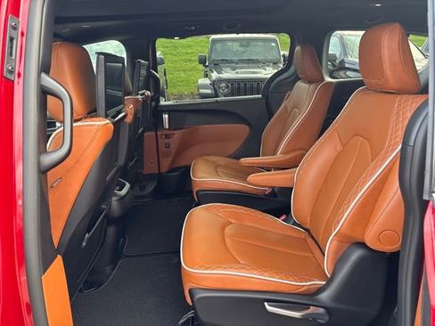 Used 2025 Chrysler Pacifica Pinnacle image 13