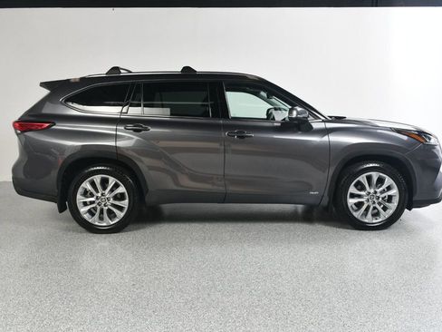 Used 2022 Toyota Highlander Limited image 3
