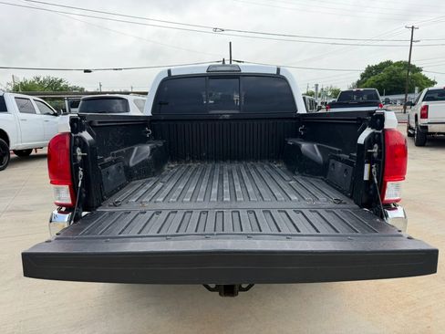 Used 2016 Toyota Tacoma SR5 w/ Towing Package image 5