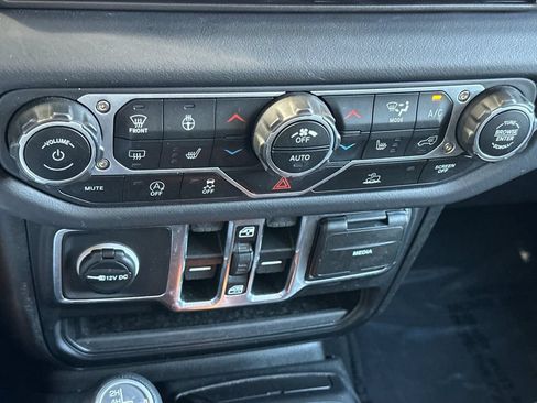 Used 2025 Jeep Wrangler Unlimited Sahara AWD/4WD image 19