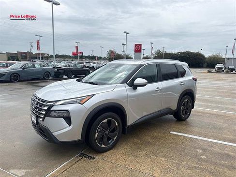 Used 2025 Nissan Rogue SV w/ SV Premium Package FWD image 3