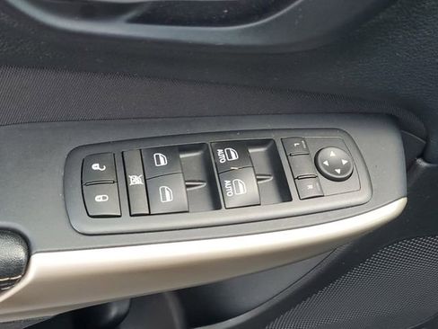 Used 2017 Jeep Cherokee Latitude w/ Cold Weather Group AWD/4WD image 16