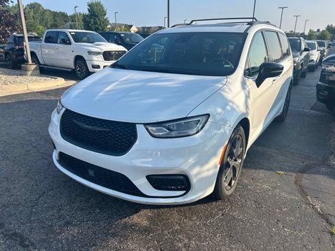 Used 2025 Chrysler Pacifica Limited FWD image 1