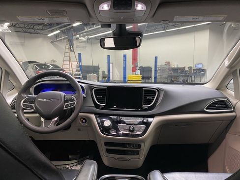 Used 2022 Chrysler Pacifica Touring-L image 20