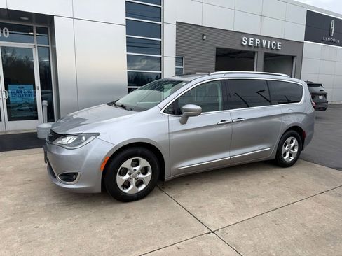 Used 2017 Chrysler Pacifica Touring-L Plus image 4