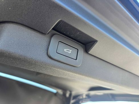 Used 2025 Land Rover Discovery S AWD/4WD image 13