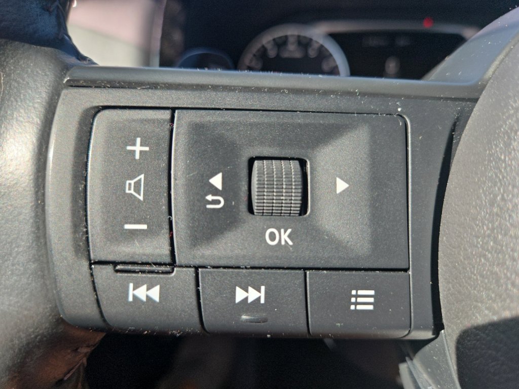 Used 2024 Nissan Pathfinder SV FWD image 34