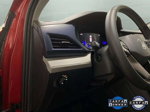 Used 2024 Volkswagen Taos SE image 15