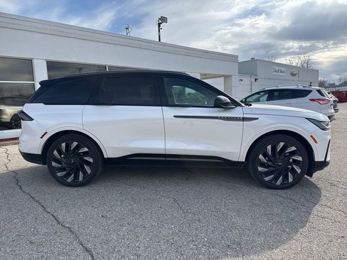 Used 2024 Lincoln Nautilus Reserve w/ Equipment Group 202A image 2