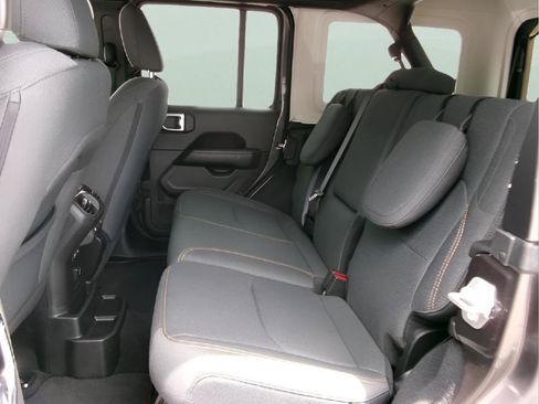 Used 2025 Jeep Wrangler Unlimited Sahara AWD/4WD image 10