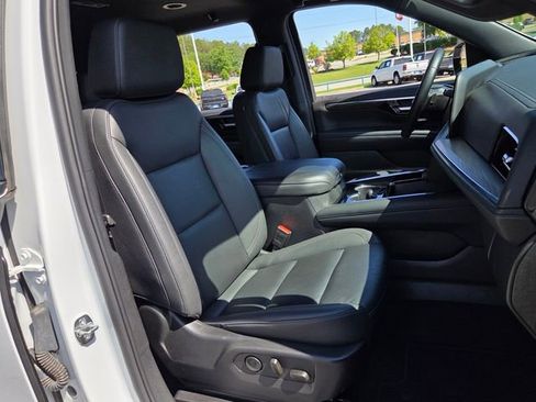 Used 2025 Chevrolet Suburban LT RWD image 17