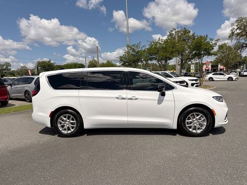 New 2026 Chrysler Pacifica Select FWD image 2
