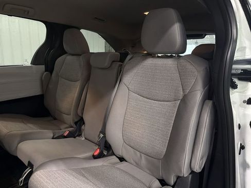 Used 2025 Toyota Sienna LE image 24