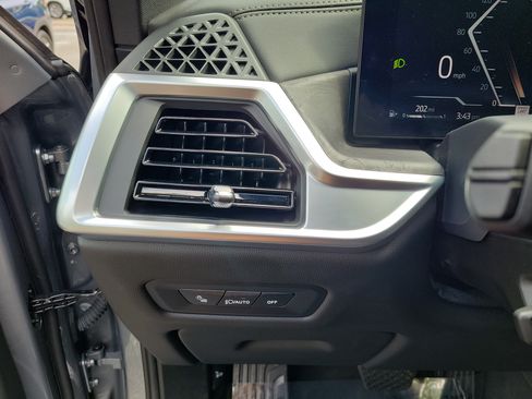 Certified 2025 BMW X5 sDrive40i w/ Climate Comfort Package RWD image 15