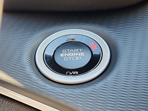 New 2025 Jeep Grand Cherokee Altitude image 15