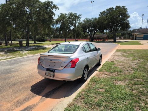 Used 2013 Nissan Versa SV FWD image 7