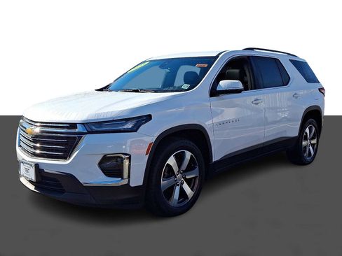 Used 2023 Chevrolet Traverse LT w/ LT Premium Package AWD/4WD image 3