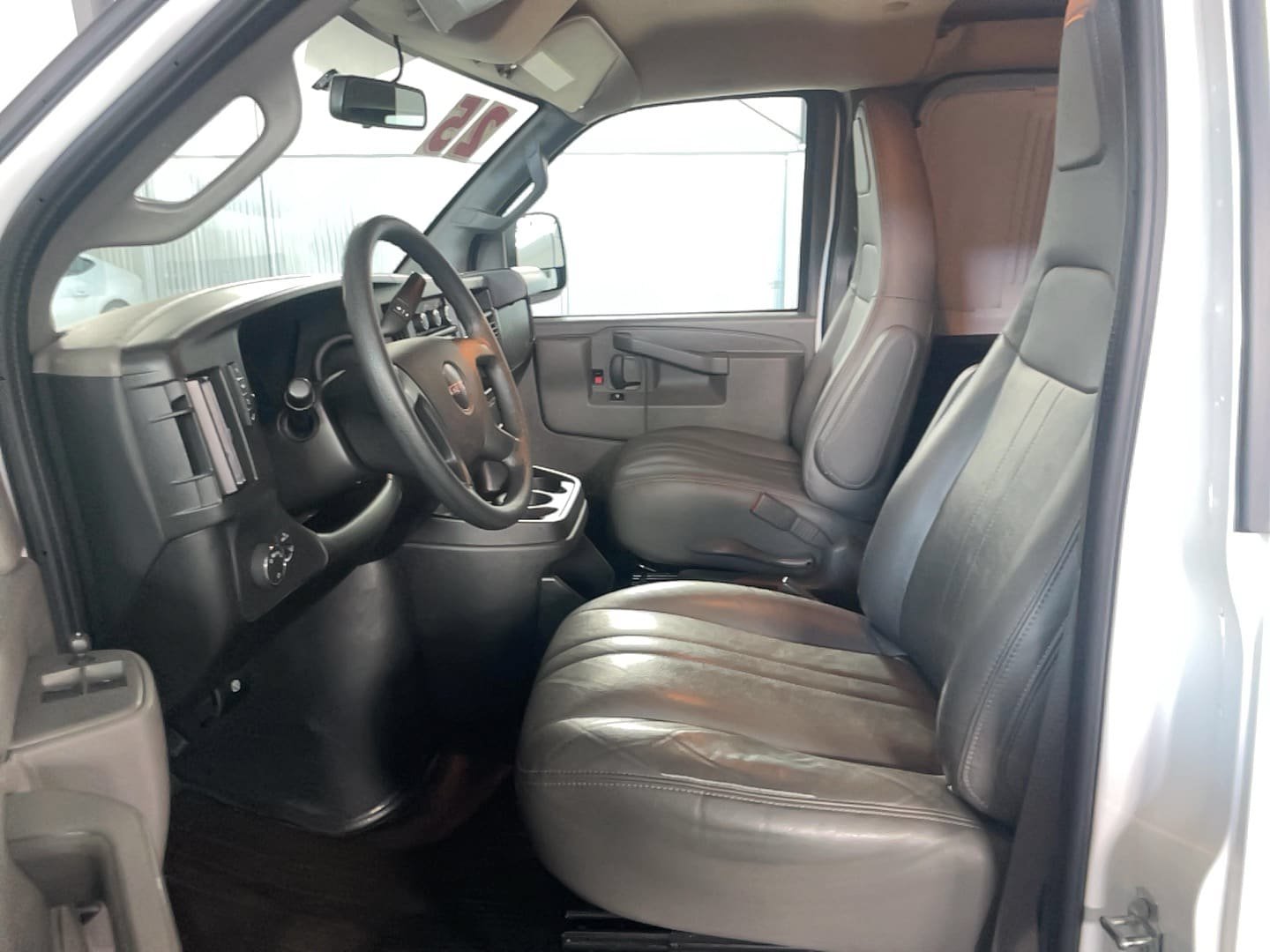 Used 2025 GMC Savana 3500 Extended RWD image 10