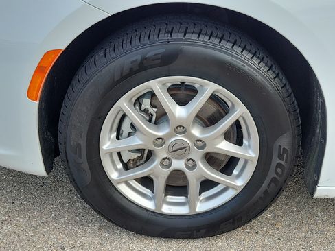 Used 2023 Chrysler Pacifica Touring-L FWD image 12