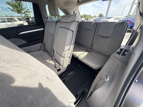 Used 2019 Toyota Highlander LE FWD image 17